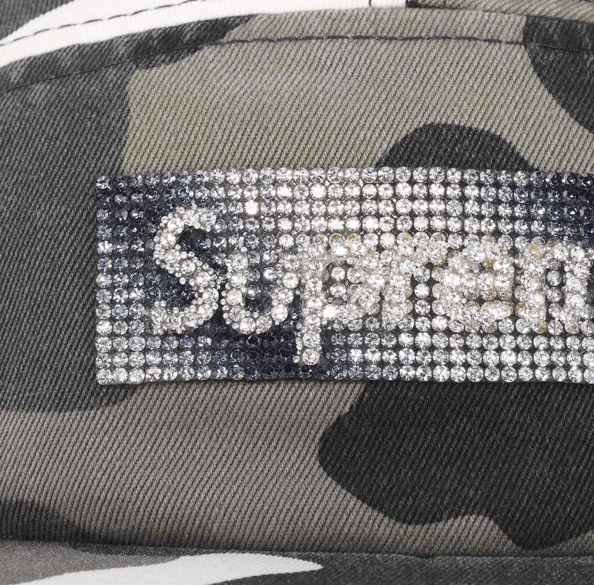 Gorro Supreme Rhinestone Label Snow Camo