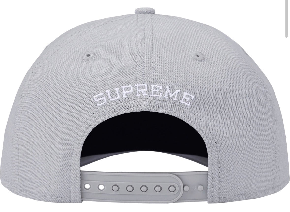 Gorro Supreme Gothic Outline New Era Grey